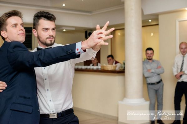 wspólny taniec gości weselnych