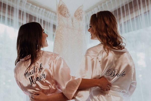 Panna Młoda i świadkowa w szlafroczkach