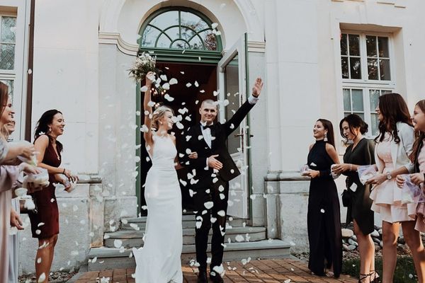 wyjście młodej pary z kościoła ślub w pałacu goetz w brzesku