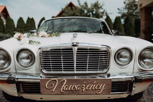 Dekoracje ślubne na samochód pary młodej
